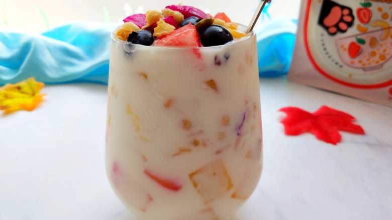 夏日低脂消暑甜品:果麦脆酸奶杯,再倒入水果，果麦脆酸奶杯做好，大颗的果粒，吃着真舒服，低脂还不怕长胖！