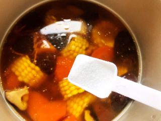 虫草花香菇胡萝卜玉米排骨汤（懒人高压锅版）,时间到，加一小勺细盐，搅拌均匀即可