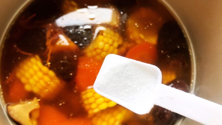 虫草花香菇胡萝卜玉米排骨汤（懒人高压锅版）,时间到，加一小勺细盐，搅拌均匀即可