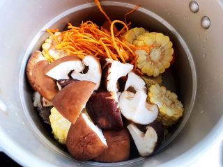 虫草花香菇胡萝卜玉米排骨汤（懒人高压锅版）,放入其他全部食材