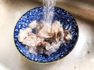 虫草花香菇胡萝卜玉米排骨汤（懒人高压锅版）,煮好的排骨捞出，用流动水冲洗干净表面的浮沫