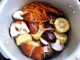 虫草花香菇胡萝卜玉米排骨汤（懒人高压锅版）,加适量清水，我加了锅体的二分之一