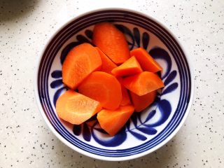 虫草花香菇胡萝卜玉米排骨汤（懒人高压锅版）,胡萝卜去皮洗净之后切成滚刀块