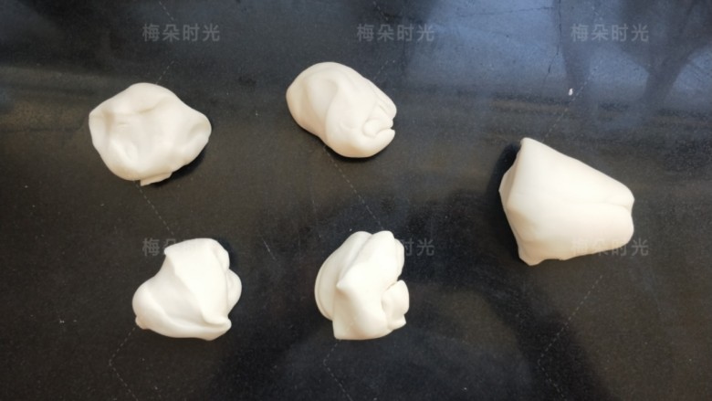花样馒头——粽子馒头,分成4个40克面团。剩余的面团待用。防止在做造型时发酵，可以先把用不着的面团放在冰箱里。做一个取一个。