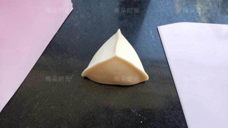 花样馒头——粽子馒头,然后利用刮板辅助整成一个三角形。