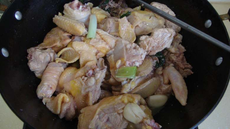 重庆烧鸡公,底油炒香葱姜蒜，放鸡块炒变色，把炒过的鸡肉放入高压锅内