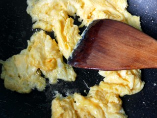 苦瓜炒蛋,锅内放油，放入鸡蛋炒散盛出。