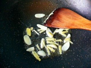 苦瓜炒蛋,锅内放油，放生姜大蒜爆香。