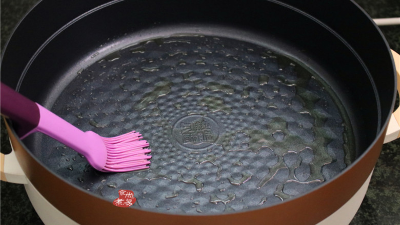 菠菜烙饼,煎锅内涂抹一层食用油；
