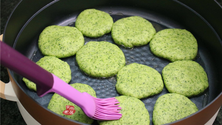 菠菜烙饼,将菠菜饼整齐码在锅内，表面再刷一层油，锁住面团的水分；