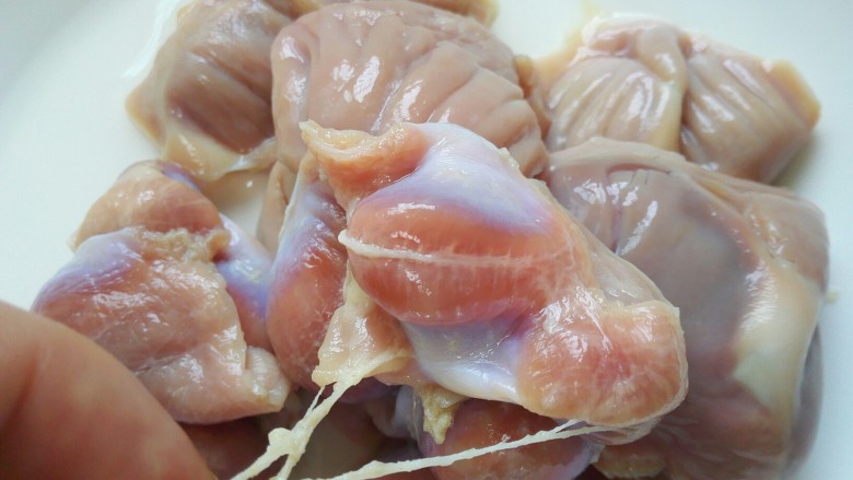 鱼香风味鸡胗,搓洗干净后扯去鸡胗表层筋膜