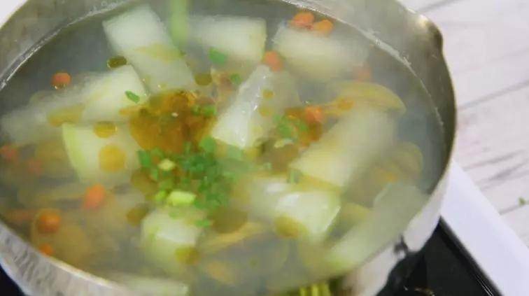 在家做冬瓜蛤蜊汤,如何做出鲜香的味道呢?有技巧,快来看看吧!,出锅前加入盐、香油、香葱即可