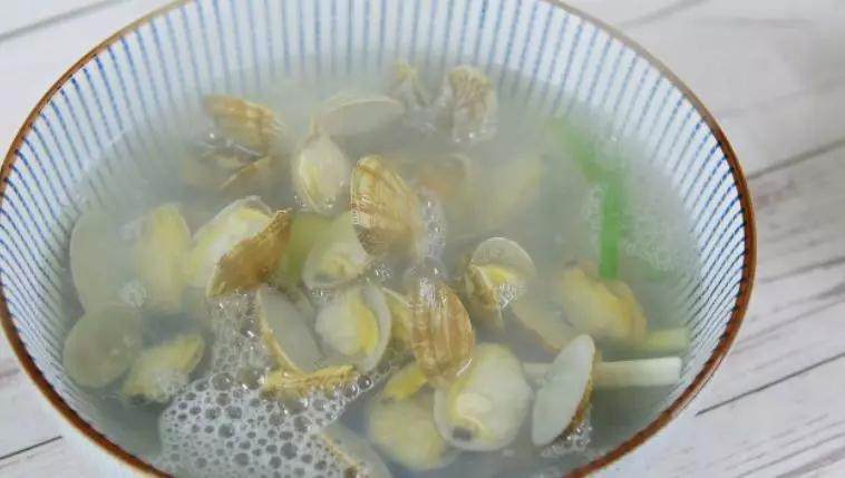 在家做冬瓜蛤蜊汤,如何做出鲜香的味道呢?有技巧,快来看看吧!,煮至蛤蜊开口，倒入碗中备用