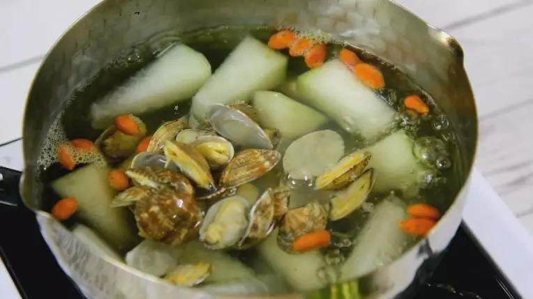 在家做冬瓜蛤蜊汤,如何做出鲜香的味道呢?有技巧,快来看看吧!,沸腾后加入蛤蜊汤