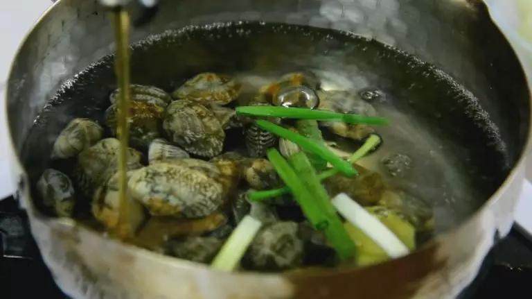 在家做冬瓜蛤蜊汤,如何做出鲜香的味道呢?有技巧,快来看看吧!,温水下入蛤蜊，加入葱姜、料酒