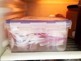 洋葱芝麻菜拌鸡丝,盖上盖子，放入冰箱冷藏至少两个小时以上