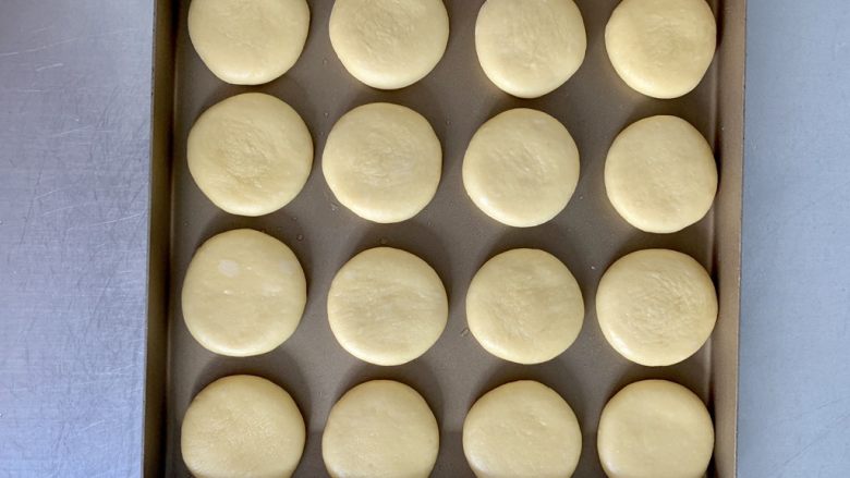 喜饼,均匀摆入烤盘中，烤箱发酵30分钟。