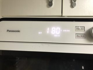 肉松海苔蛋糕卷(详细版),预热烤箱180度。