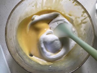 肉松海苔蛋糕卷(详细版),打好的蛋清分三次画圆翻转的方式加入蛋黄糊。