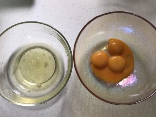 肉松海苔蛋糕卷(详细版),准备两个无油无水的大碗，蛋黄蛋清分离。
分离时要小心，蛋清里不能有蛋黄，蛋黄中可以有少量蛋清。(大碗装蛋黄，小碗装蛋清)