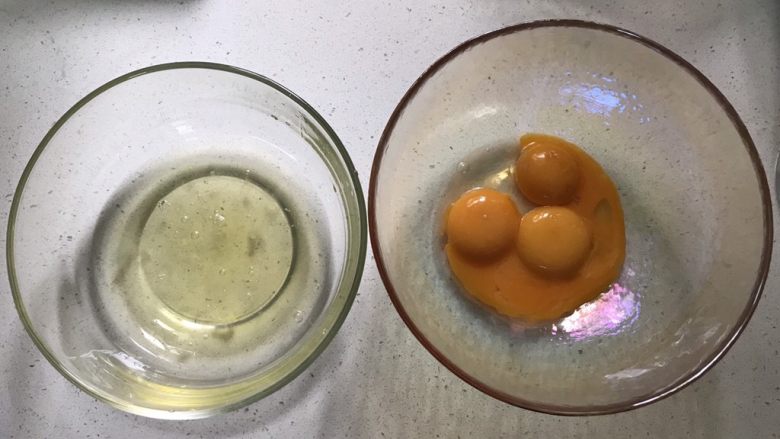 肉松海苔蛋糕卷(详细版),准备两个无油无水的大碗，蛋黄蛋清分离。
分离时要小心，蛋清里不能有蛋黄，蛋黄中可以有少量蛋清。(大碗装蛋黄，小碗装蛋清)