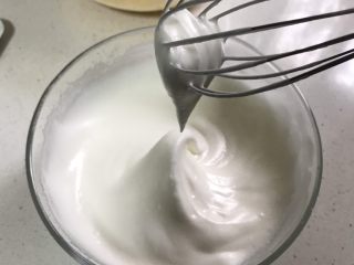 肉松海苔蛋糕卷(详细版),不是流水状，而是奶油状，提起出现尖头即可。(很重要，直接影响蛋糕松软口感)