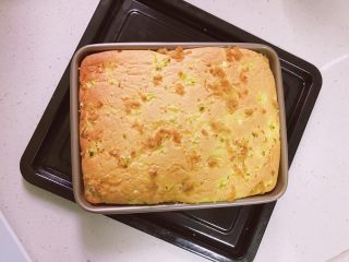 肉松海苔蛋糕卷(详细版),180度，烤20分钟完成啦～(不同烤箱温度有差别，看着焦黄就熟啦)