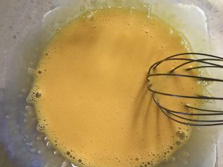 肉松海苔蛋糕卷(详细版),蛋黄搅拌均匀。