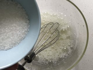 肉松海苔蛋糕卷(详细版),打蛋器顺时针方向打出泡沫，分三次加入糖。