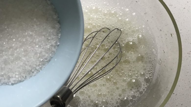 肉松海苔蛋糕卷(详细版),打蛋器顺时针方向打出泡沫，分三次加入糖。