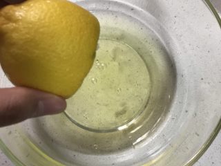 肉松海苔蛋糕卷(详细版),蛋清中挤入几滴柠檬水(或者白醋)，为了去腥。