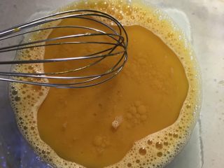肉松海苔蛋糕卷(详细版),再加入油，搅拌均匀。(个人认为花生油比玉米油香)