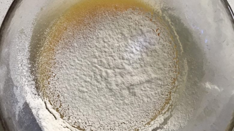 肉松海苔蛋糕卷(详细版),分三次筛入低粉，每次搅拌均匀后再加入剩下的。(次数自定）