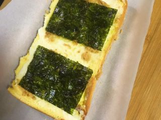肉松海苔蛋糕卷(详细版),取有葱花的那面，在切开面抹上甜味酱，放入肉松，两片海苔。