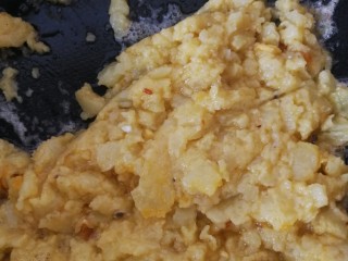 蟹黄土豆泥,将盐蛋黄压碎和土豆一起搅拌，放盐就好