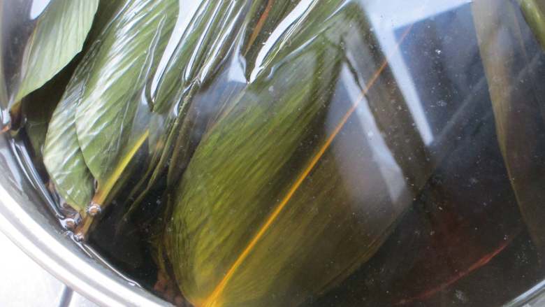 红糖红豆蜜枣粽,干苇叶用热水煮15分钟