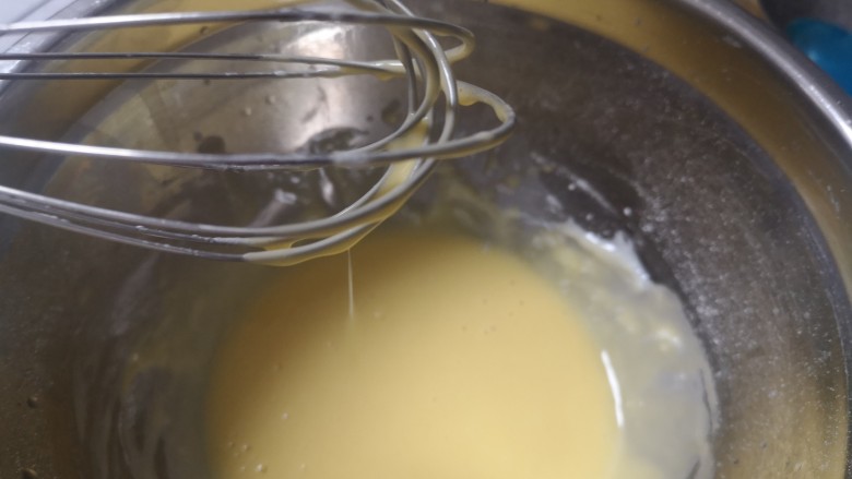 日式香草卡仕达,加入两个蛋黄搅拌均匀，蛋黄糊是这种稀稀的状态