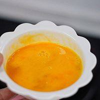 咖喱蛋包饭,<a style='color:red;display:inline-block;' href='/shicai/ 9'>鸡蛋</a>打散，加入适量盐，热锅后倒入少许油，均匀的倒入蛋液。