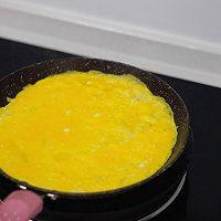 咖喱蛋包饭,注意小火，小火，小火，倒入时执柄晃动一下锅，使蛋液更均匀。