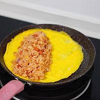 咖喱蛋包饭,煎好后关火，将炒好的饭放在蛋皮的靠边缘一些。