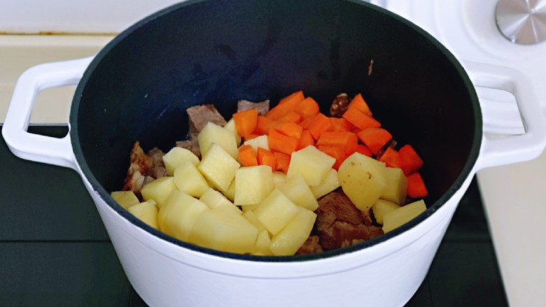 椰香咖喱牛肉,加入切好的土豆丁与胡萝卜丁。