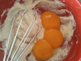 肉松小贝杯子蛋糕,用蛋抽十字搅拌，加入分离的蛋黄继续用蛋抽搅拌