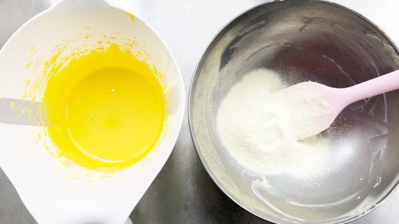 香蕉蛋黄溶豆,剩余的21g奶粉，倒入香蕉糊中，混合蛋黄糊和香蕉奶粉糊。切记不要转圈，不要大力搅拌，避免消泡，一定要动作轻柔，翻拌即可。