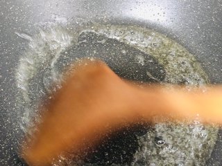 家常小炒——锅包肉,锅里放一些油，倒入糖，醋，和少量的盐