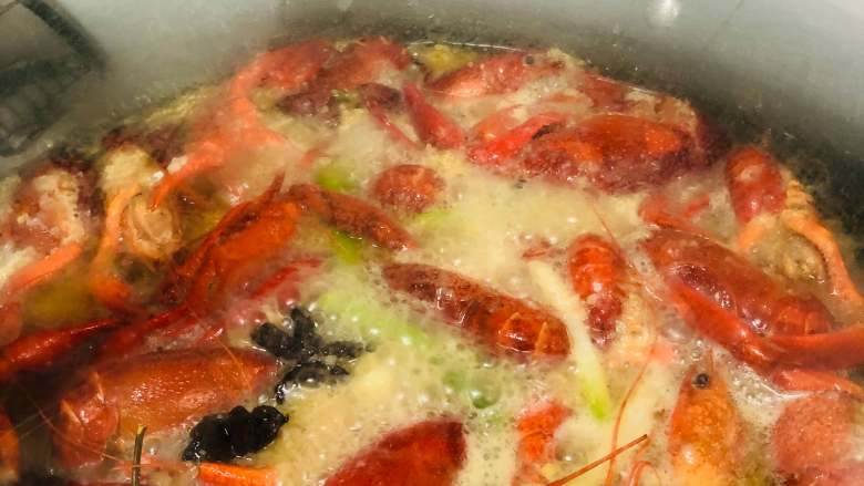 蒜蓉小龙虾,盖盖子煮20分钟,时间到了以后先将虾捞起来，装盘，撒上剩下的蒜蓉。郭中的汁再大火干一些，最后淋上即可。