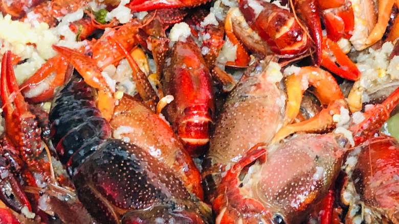 蒜蓉小龙虾,倒入小龙虾，生姜，红辣椒，翻炒，炒到小龙虾变色变红