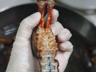 蒜蓉小龙虾,把虾的小腿剪掉