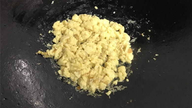虾皮鸡蛋丝瓜,锅中倒入适量油，6成热，倒入鸡蛋液，稍凝固后快速用锅铲快速划散后盛出。