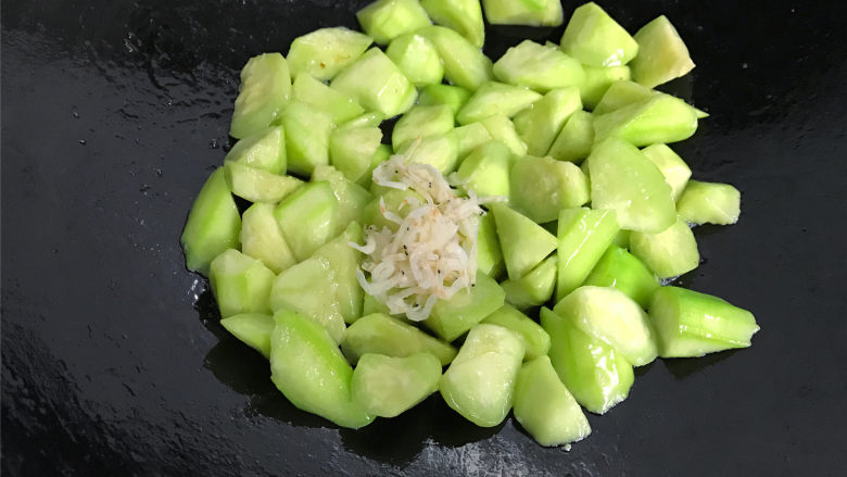 虾皮鸡蛋丝瓜,把虾皮放入锅中一起翻炒均匀。