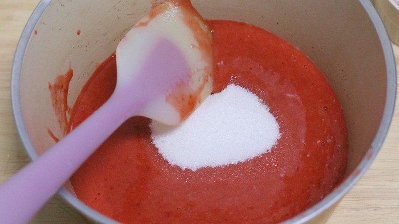 Kitty奶油冰棍,然后倒进奶锅里，加细砂糖中小火熬煮至草莓略微变稠